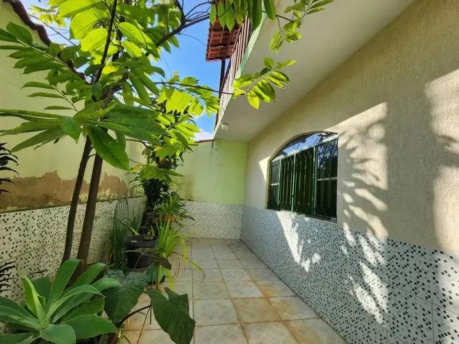 Raridade na Pavuna! Casa de 1 Qto Gigante, Super Fresca, c/ Varanda e Vaga