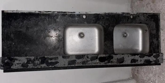 Bancada em pedra com duas cubas para cozinha - Usado