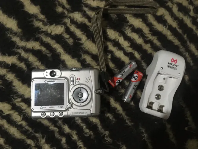 Câmera Canon Estilo Anos 2000