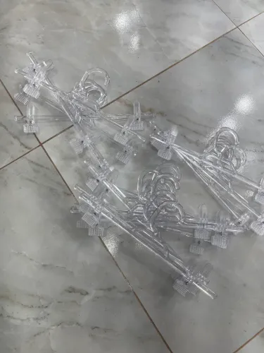 Cabides com gancho presilha, acrílico transparente