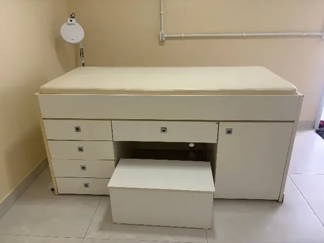Maca e mesa L para consultório 