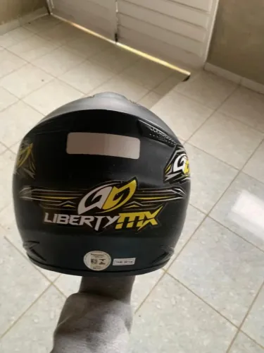 Capacete de trilha em ótimo estado , valor negociável 
