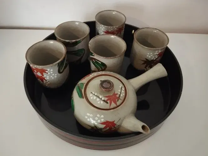 Jogo de chá chines em porcelana - bule, 5 copos e bandeja redonda