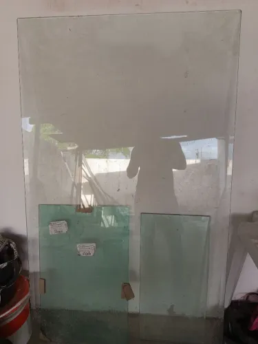 Vidros temperados de ALTA RESISTÊNCIA.
