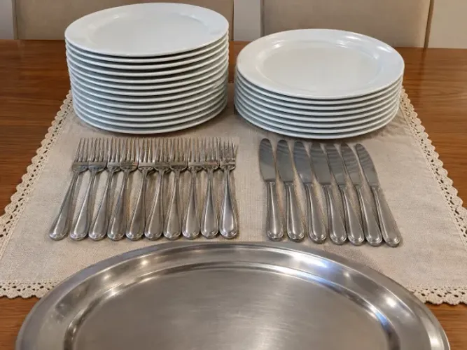 Louças ( pratos. talheres e bandeja )