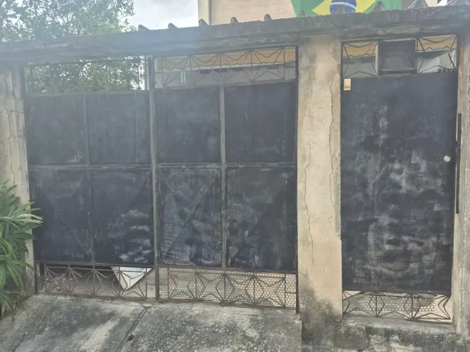 Portão de garagem e social  barato 500,00 medindo 2,30 x 97 e 75 x 97