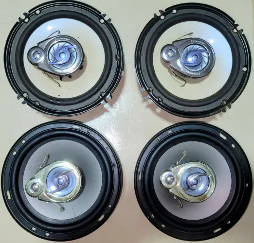 Kit Som Automotivo Pioneer Toca-CD DEH-1450B + 4 Alto-Falantes 6 Polegadas
