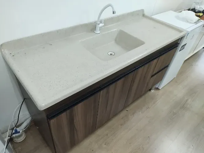 Gabinete e Pia de cozinha com torneira e sifão