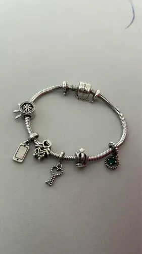 Pulseira vivara tamanho 19 já com 6 berloques!! De 1.800 por 1.100!!!!