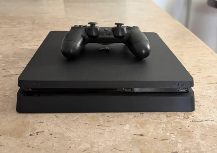 PS4 Slim 500GB com jogos e controle