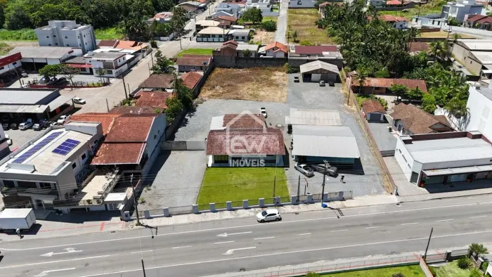 Casa Térrea com Excelente Terreno de Frente para a Rua 11 de Novembro em Massaranduba/SC