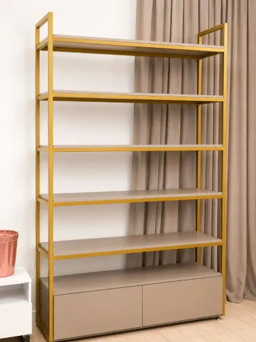 Estante Premium com Estrutura Metálica Dourada e Armário Inferior - Design Moderno
