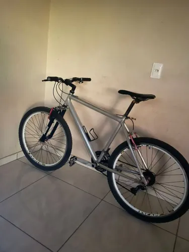 Bicicleta quadro de alumínio aro 26