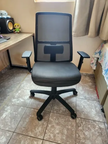 Cadeira de Escritório Ergonômica + mesas