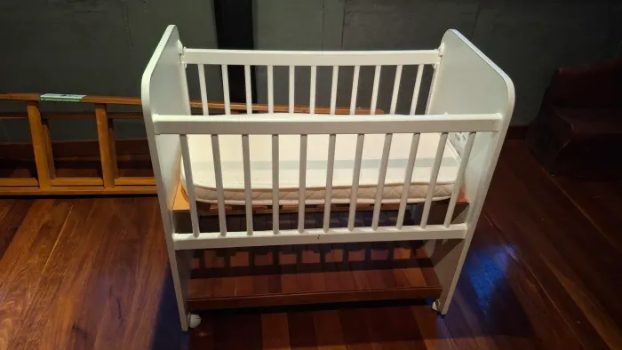 Mini berço com madeira maciça