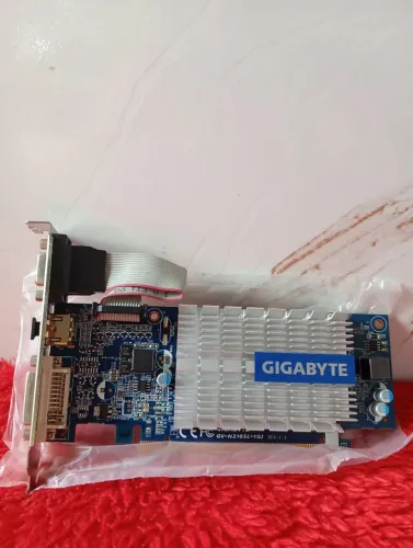 Placa de Vídeo GT 210 seminova Funcionando perfeitamente ZAP 9?8?6?0?6?-5?0?1?9?