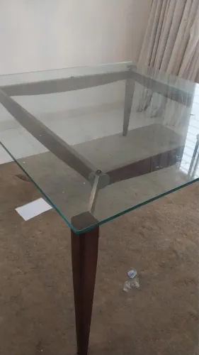 Mesa de Jantar em vidro e bases de madeira