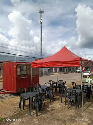Trailer Food Truck 2,50 x 1,70 x 2,10 completo com tenda e jogo de mesas/ cadeiras.