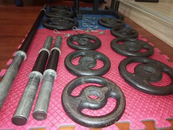Kit De Anilhas 30kg E Barras Oca Para Musculação Preto + suporte para pesos
