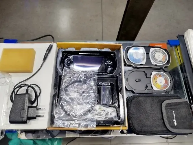 PSP 3001 desbl0queado na caixa  zeradissimo com película hidrogel já aplicada, cartão 64gb
