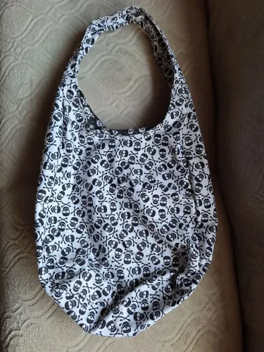 Bolsa saco estampa de caveirinhas