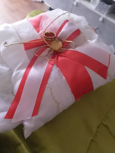 Almofada para porta aliança durante cerimõnia de casamento