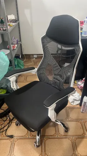 Cadeira Gamer Preta e Branca com Encosto em Tela