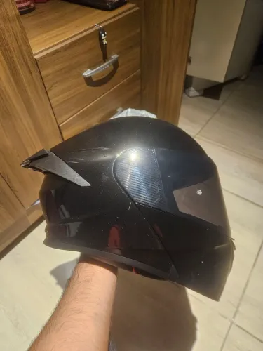 capacete preto brilho retratil com viseira escura e oculos interno 