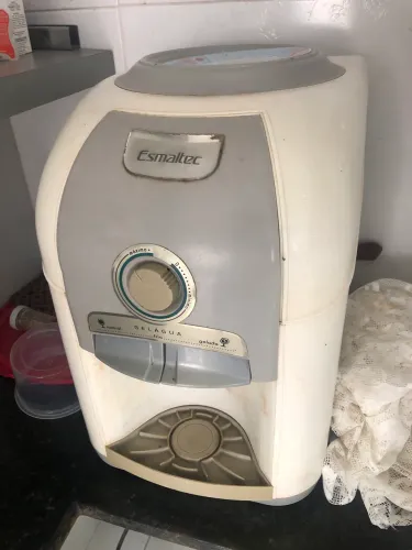 Vendo gelágua Esmaltec perfeito estado