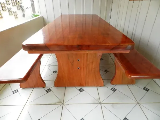 Mesa em madeira Cambará com bancos, verniz mogno, 2,50x90cm