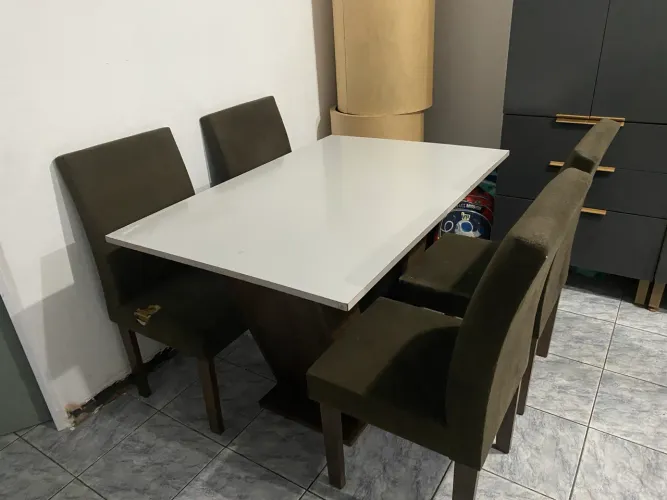 Mesa com 4 cadeiras usada RETIRAR