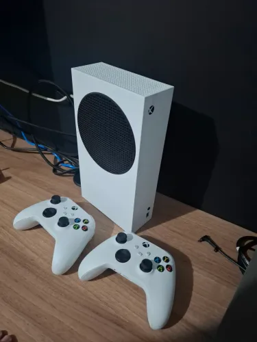 XBOX SERIES S + 2 CONTROLES + CARREGADOR E BATERIA