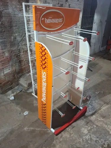 250$ expositor de chinelos havaianas.