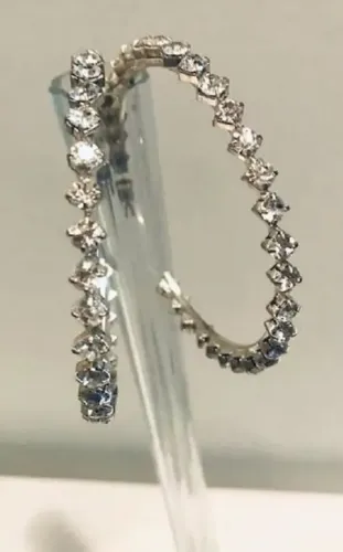 6 peças de bijuteria - três pares de argolas e três pulseiras em strass cristal