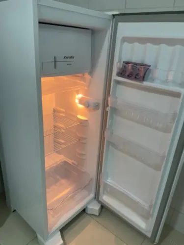 Geladeira Esmaltec 245 litros semi-nova