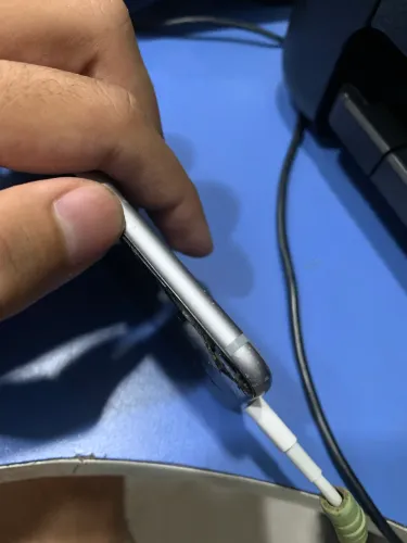 Iphone 6s com defeito(bateria e tela trincado)