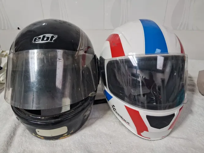Dois capacetes conservados