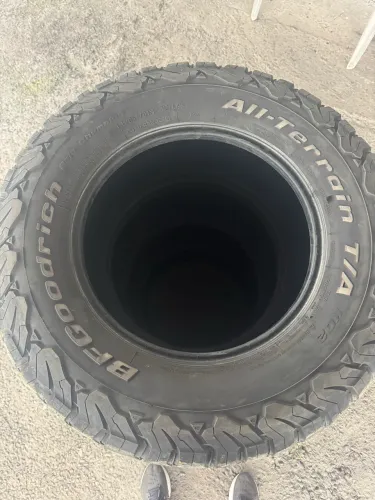 Pneu bf goodrich 265/70R17
