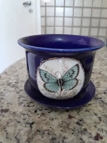 Vaso decorativo com pintura dos dois lados.