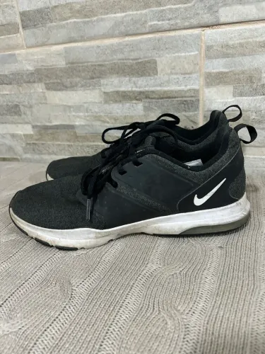 Tênis esportivo preto Nike 38.5