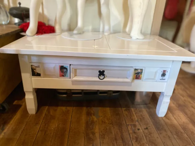 Mesa de madeira branca 