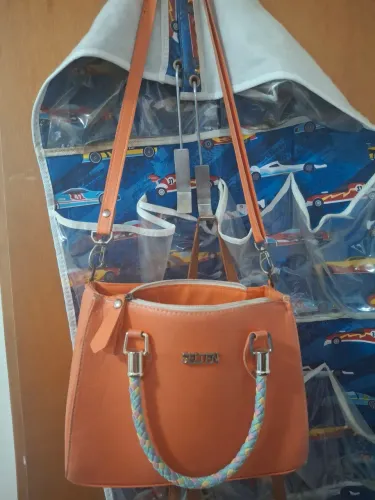 Bolsa média em timo estado laranja com alça colorida