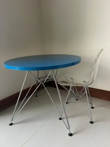Mesa Infantil Moderna com Cadeira Transparente - Seminova