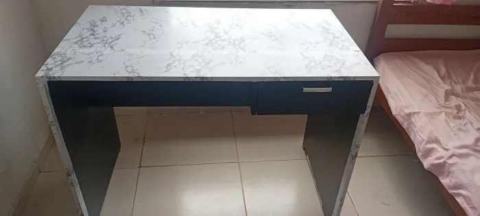 Vendo essa mesinha de estudar e boa pra manicure também