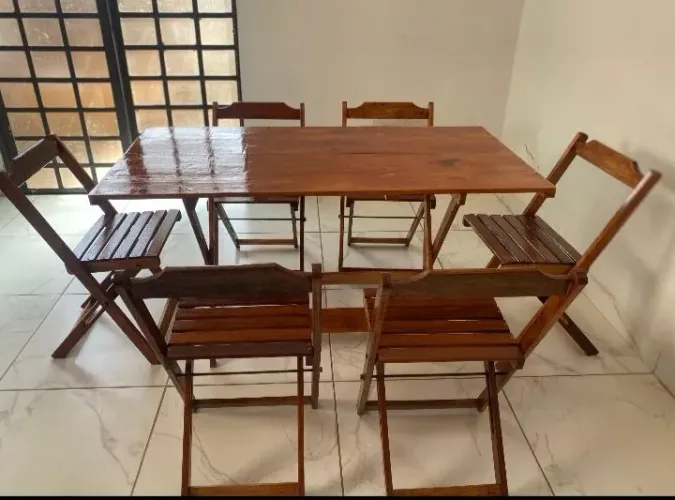 Conjunto de mesa e cadeiras dobráveis ?