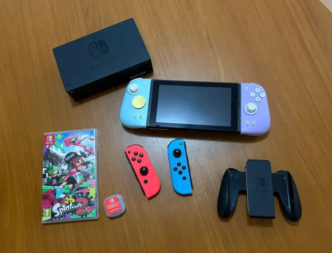 Nintendo Switch V1 + 2 pares de controle + Splatoon