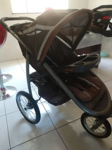 Vende-se carrinho com bebê conforto e base marca Graco