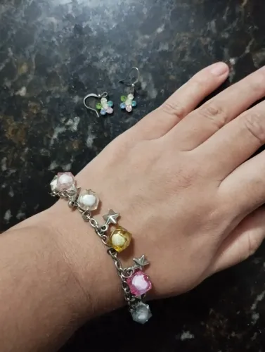 Conjunto pulseira colorida e brincos de flor
