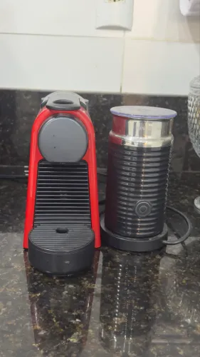 Nespresso Essenza Mini Vermelha Cafeteira + Aeroccino 3
