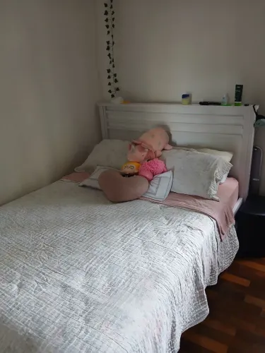 Cama de casal branca laqueada